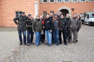 Gruppenfoto der Whisky Freunde Pfalz am Eingang zum Schwetzinger Schloß